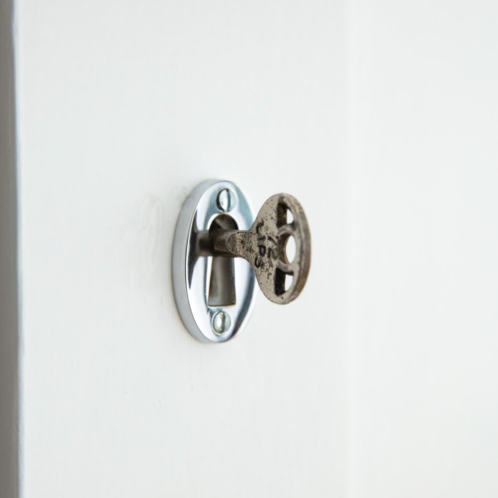 De Oude Deurklink Sleutelrozet ovaal in glanzend nikkel De Oude Deurklink Sleutelrozet ovaal in glanzend nikkel