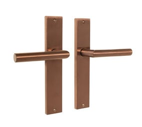 Mooi Deurbeslag Ferro geveerd op schild blind mat brons