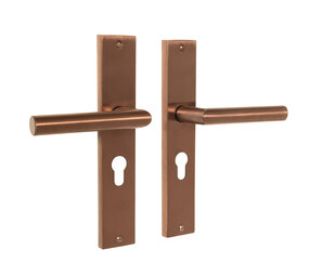 Mooi Deurbeslag Ferro geveerd op schild cilindergat 55mm mat brons