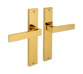 Mooi Deurbeslag Lusso geveerd op schild messing PVD