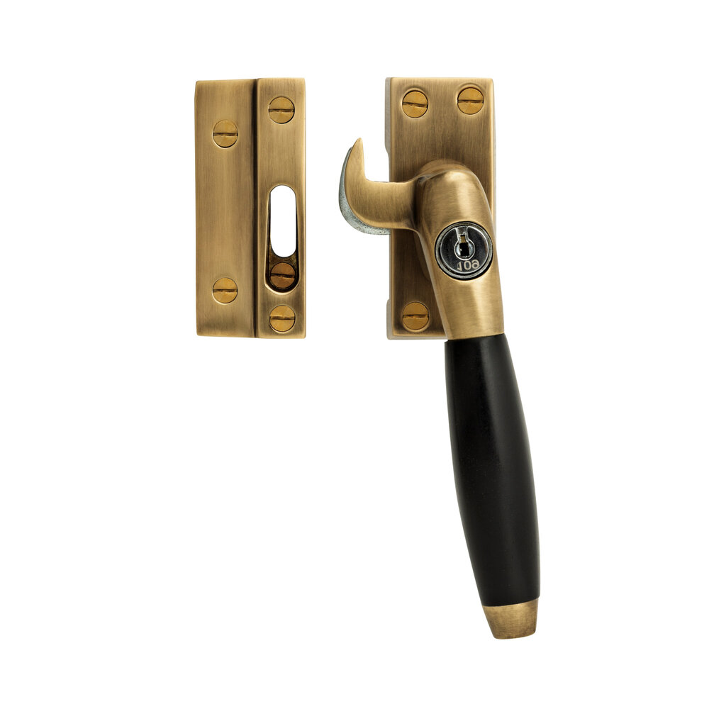 De Oude Deurklink Raamsluiting antiek met slot messing rechts De Oude Deurklink Raamsluiting antiek met slot messing rechts