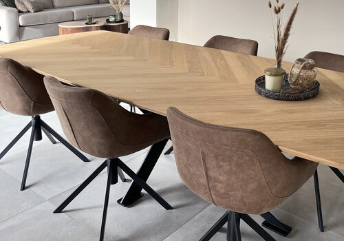Een unieke houten tafel bij EIKENvakman.be - Unieke collectie tafels van (eiken)hout -  Topkwaliteit, vakkundig verlijmd,  diverse vormen & maten - ook op maat!