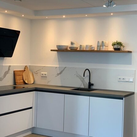 Eiken wandplank zwevend - op maat - 4 cm dik - prime eikenhout (A/B) - met plankdragers - gelijmd KD 8-12% Eiken wandplank zwevend - op maat - 4 cm dik - prime eikenhout (A/B) - met plankdragers - gelijmd KD 8-12%