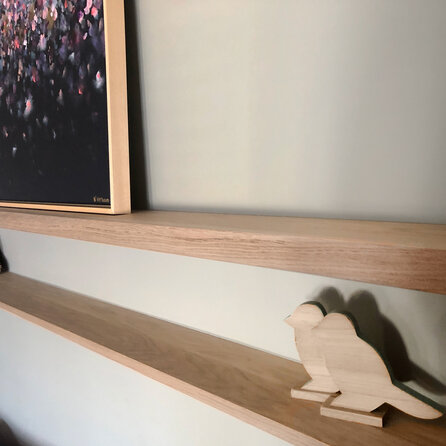 Eiken wandplank zwevend - op maat - 4 cm dik - prime eikenhout (A/B) - met plankdragers - gelijmd KD 8-12% Eiken wandplank zwevend - op maat - 4 cm dik - prime eikenhout (A/B) - met plankdragers - gelijmd KD 8-12%