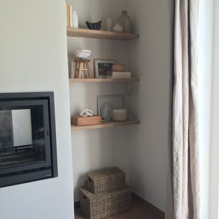 Eiken wandplank zwevend - op maat - 3 cm dik - rustiek eikenhout (B/C) - met plankdragers - gelijmd KD 8-12%