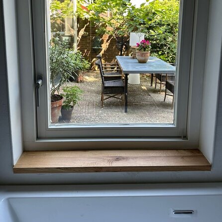 Eiken venstertablet / vensterbank - op maat - 2,7 cm dik - rustiek eikenhout (B/C) - brede lamel (9-12 cm) - gelijmd KD 8-12%
