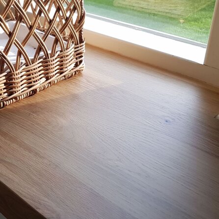 Eiken venstertablet / vensterbank - op maat - 2,7 cm dik - rustiek eikenhout (B/C) - brede lamel (9-12 cm) - gelijmd KD 8-12%
