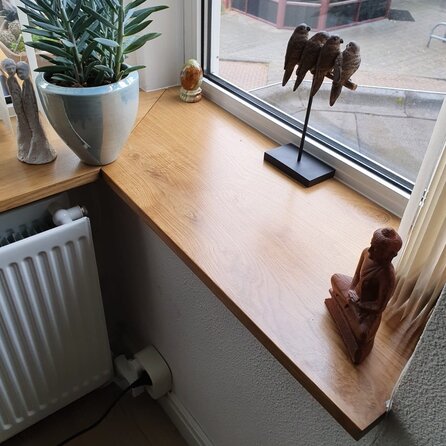 Eiken venstertablet / vensterbank - op maat - 2,7 cm dik - rustiek eikenhout (B/C) - brede lamel (9-12 cm) - gelijmd KD 8-12%