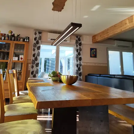 Eiken boomstam tafelblad - 4,5 cm dik - (extra) rustiek eikenhout (B/C) - XXL lamel (3) - geborsteld met V-groef - vaste afmetingen - gelijmd KD 8-12% Eiken boomstam tafelblad - 4,5 cm dik - (extra) rustiek eikenhout (B/C) - XXL lamel (3) - geborsteld met V-groef - vaste afmetingen - gelijmd KD 8-12%