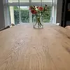 Eiken tafelblad met verjongde rand - 4 cm dik - rustiek eikenhout (B/C) - medium lamel (6-12 cm) - vaste afmetingen - gelijmd KD 8-12%