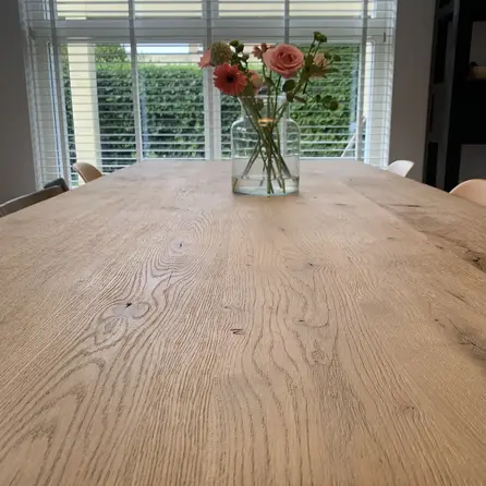 Eiken tafelblad met verjongde rand - 4 cm dik - rustiek eikenhout (B/C) - medium lamel (6-12 cm) - vaste afmetingen - gelijmd KD 8-12%