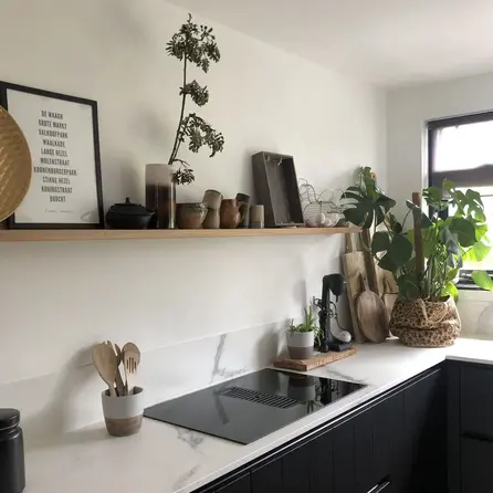 Eiken wandplank zwevend - op maat - 3 cm dik - rustiek eikenhout (B/C) - met plankdragers - gelijmd KD 8-12%