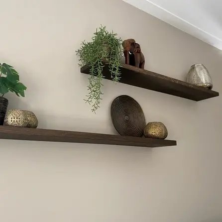 Eiken wandplank zwevend - op maat - 3 cm dik - rustiek eikenhout (B/C) - met plankdragers - gelijmd KD 8-12%