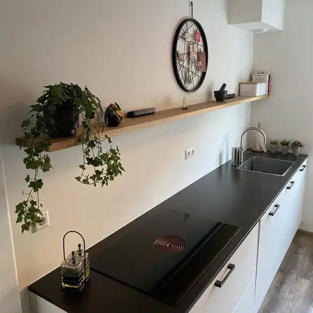 Eiken wandplank zwevend - op maat - 4 cm dik - prime eikenhout (A/B) - met plankdragers - gelijmd KD 8-12% Eiken wandplank zwevend - op maat - 4 cm dik - prime eikenhout (A/B) - met plankdragers - gelijmd KD 8-12%