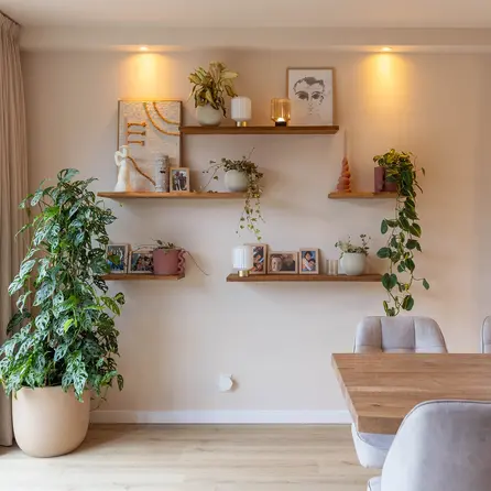 Eiken CNC boomstam wandplank zwevend - op maat - 3 cm dik - prime eikenhout (A/B) - met plankdragers - gelijmd KD 8-12% Eiken CNC boomstam wandplank zwevend - op maat - 3 cm dik - prime eikenhout (A/B) - met plankdragers - gelijmd KD 8-12%