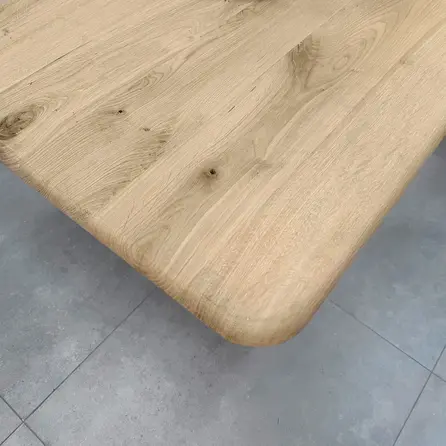 Eiken tafelblad met ronde hoeken en bolle rand - 4 cm dik - rustiek eikenhout (B/C) - medium lamel (6-12 cm) - vaste afmetingen - gelijmd KD 8-12%