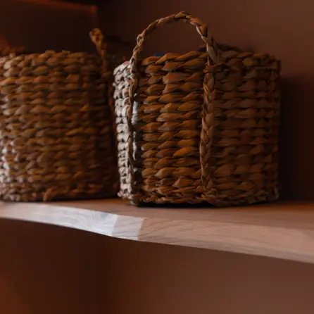 Eiken CNC boomstam wandplank zwevend - op maat - 3 cm dik - prime eikenhout (A/B) - met plankdragers - gelijmd KD 8-12% Eiken CNC boomstam wandplank zwevend - op maat - 3 cm dik - prime eikenhout (A/B) - met plankdragers - gelijmd KD 8-12%