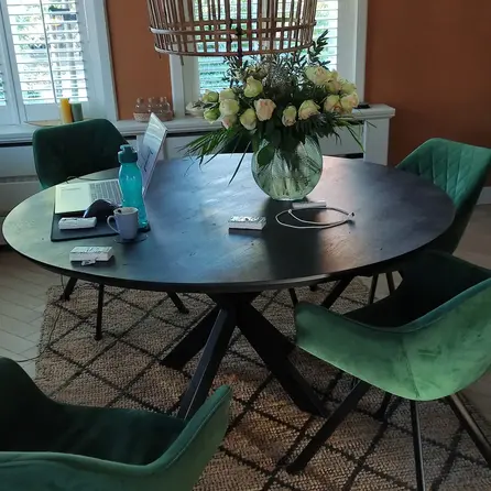 Rond eiken tafelblad met verjongde rand - 3 cm dik - rustiek eikenhout (B/C) - medium lamel (8-12 cm) - vaste afmetingen - gelijmd KD 8-12% Rond eiken tafelblad met verjongde rand - 3 cm dik - rustiek eikenhout (B/C) - medium lamel (8-12 cm) - vaste afmetingen - gelijmd KD 8-12%