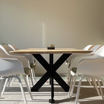 Eiken tafelblad met ronde hoeken en verjongde rand - 3 cm dik - rustiek eikenhout (B/C) - medium lamel (6-12 cm) - vaste afmetingen - gelijmd KD 8-12%