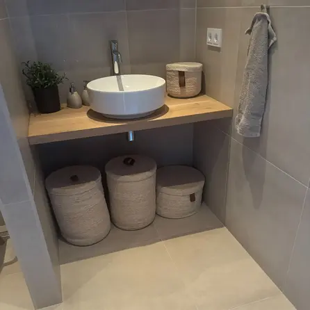 Eiken wastafelblad - op maat - 4 cm dik - rustiek eikenhout (B/C) - brede lamel (9-12 cm) - gelijmd KD 8-12% Eiken wastafelblad - op maat - 4 cm dik - rustiek eikenhout (B/C) - brede lamel (9-12 cm) - gelijmd KD 8-12%