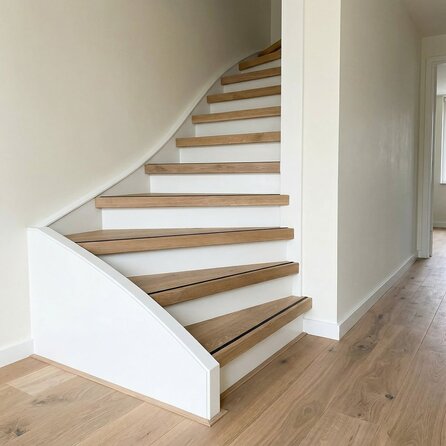 Eiken overzettrede - dubbelzijdig (2 stuks) - op maat - 2 cm dik met dubbele trapneus (8 cm) - rustiek eikenhout (B/C) - gelijmd KD 8-12% Eiken overzettrede - dubbelzijdig (2 stuks) - op maat - 2 cm dik met dubbele trapneus (8 cm) - rustiek eikenhout (B/C) - gelijmd KD 8-12%
