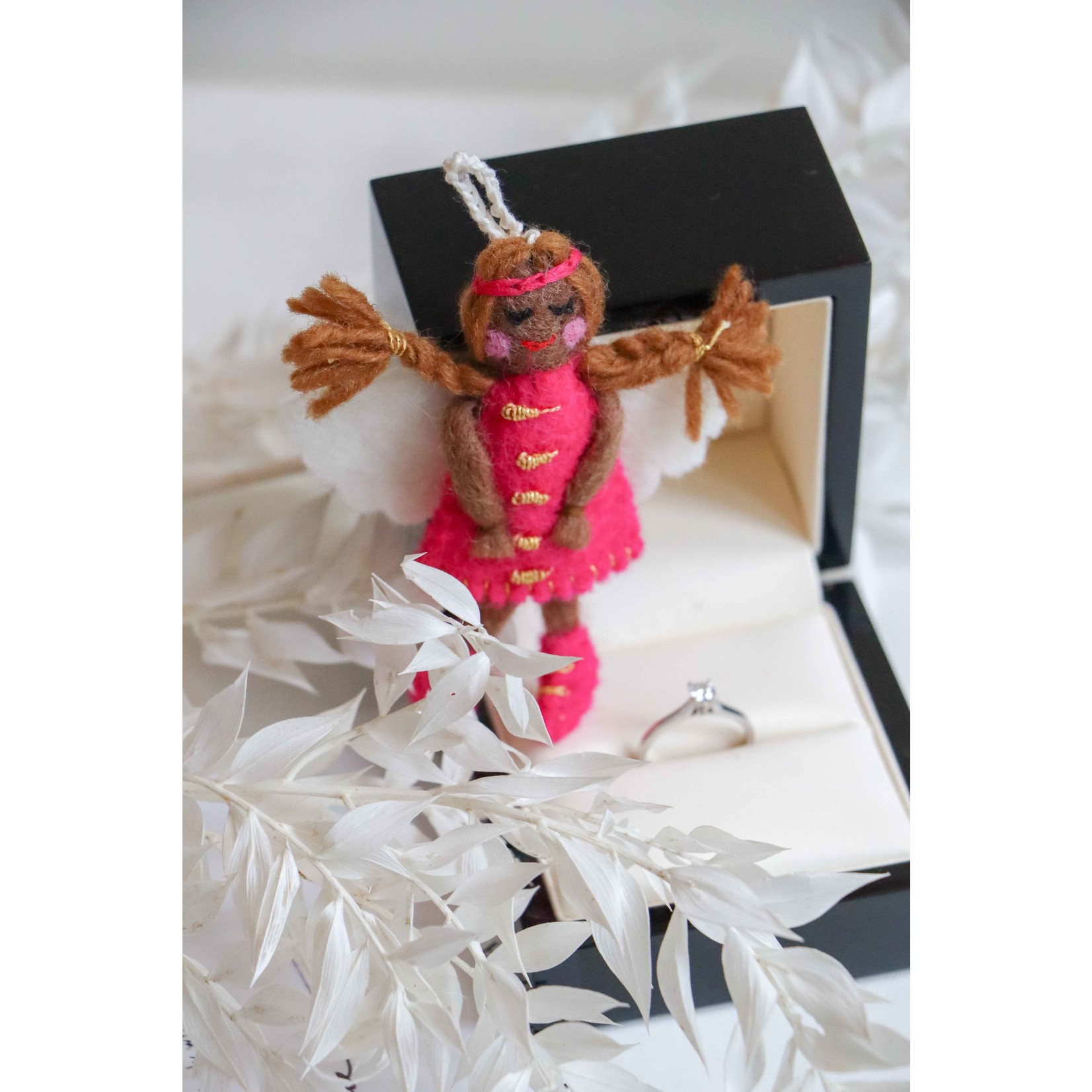 Return To Sender Vilten hanger - Angel of the World - fuchsia