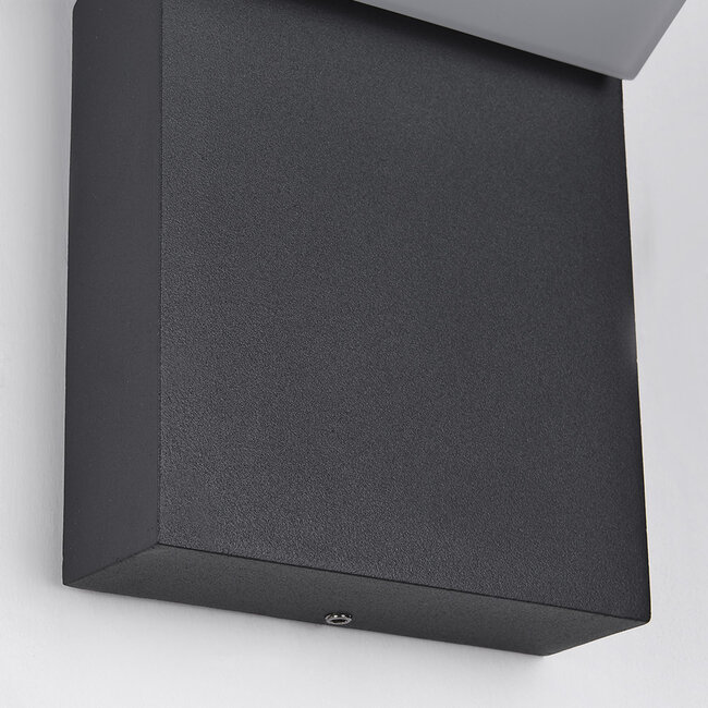 Modern Outdoor Wall Light - Giraffe