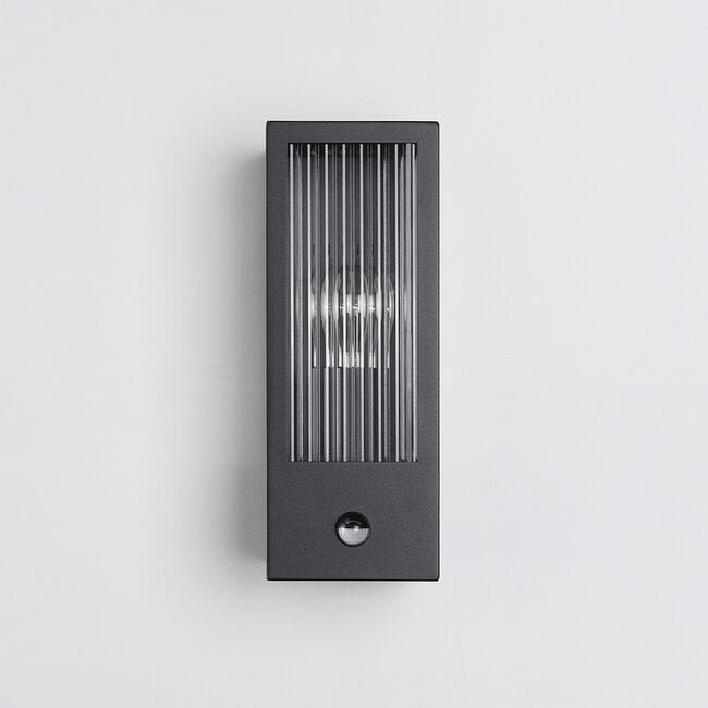 Amiens wall lamp in glass with ribbed detail