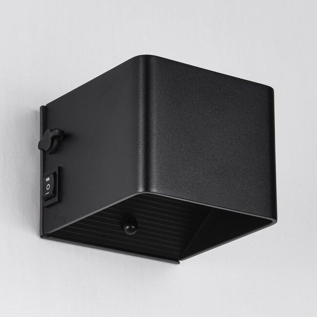 Rechargeable outdoor wall light with sensor - Pila