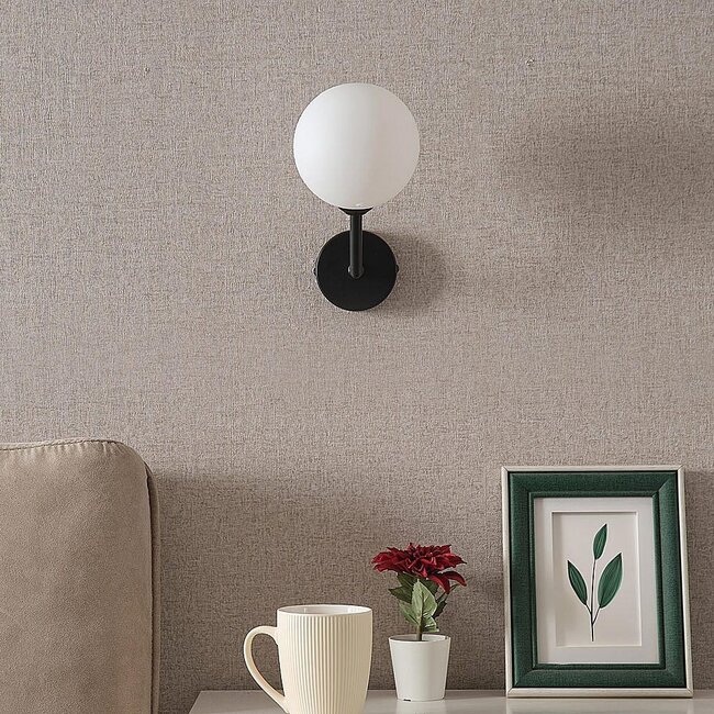 Wall light Runda - opal glass and black
