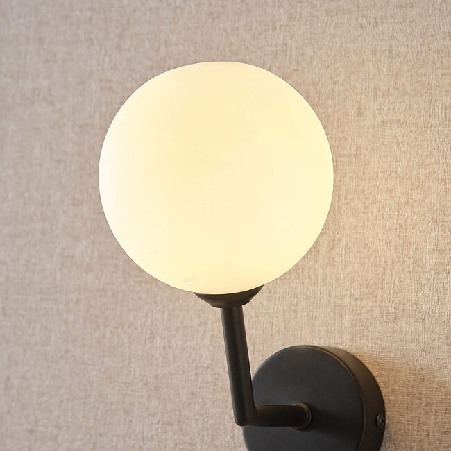 Wall light Runda - opal glass and black