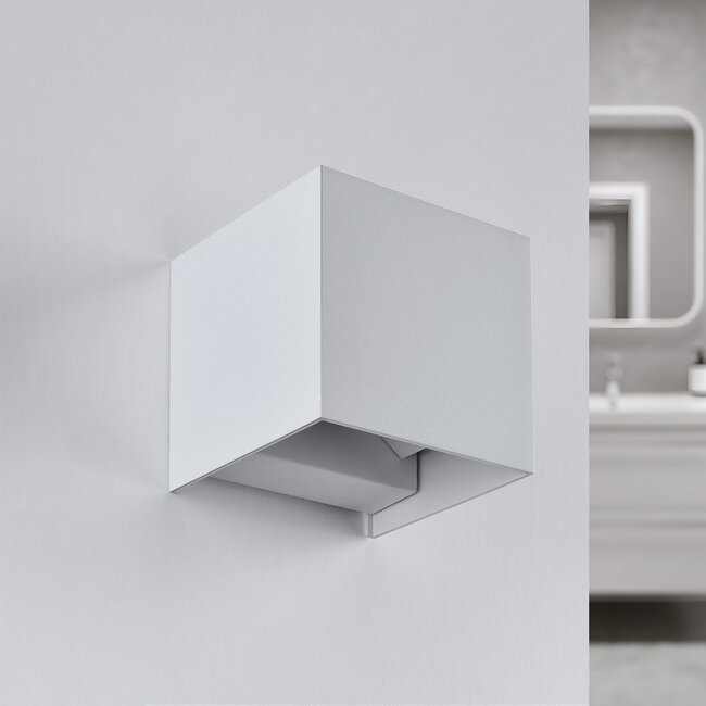 Modern Oliver bathroom lamp with adjustable flaps - White