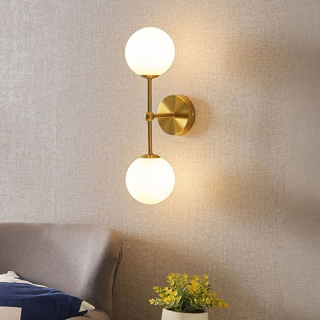 2-light wall light Runda - gold with milk-white glass globes