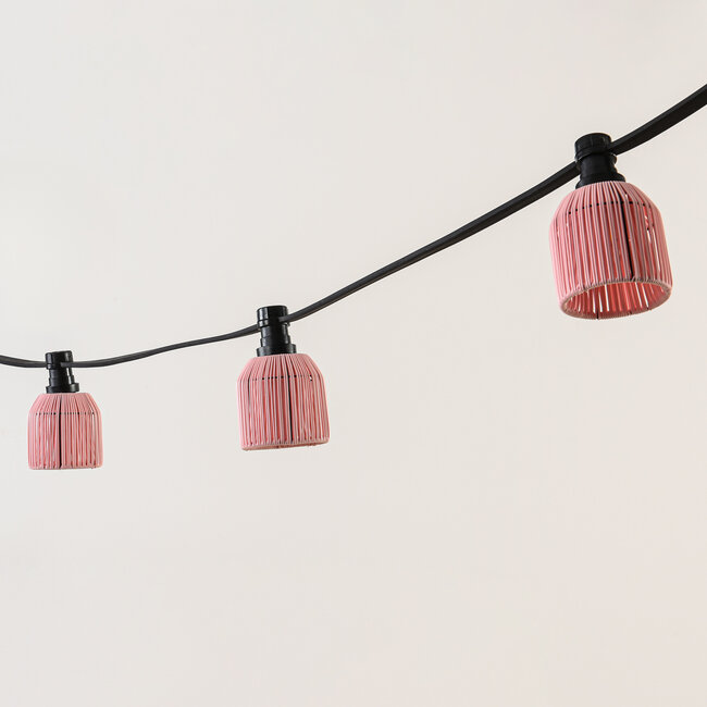 Roze prikkabel kap met rotanlook