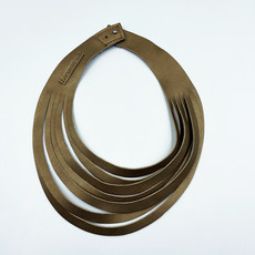 Halsketting leder. Just cut gold