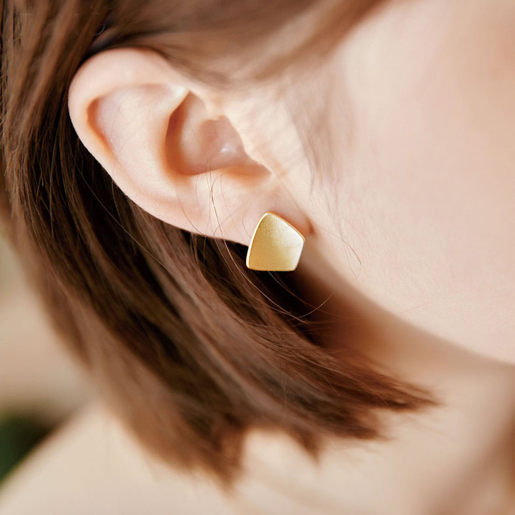 CiciDeJeweleryAMS Geometric Rhombus matt surface ear stud - gold