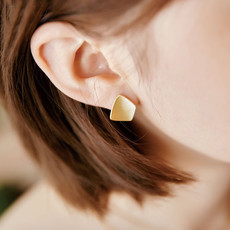 CiciDeJeweleryAMS Geometric Rhombus matt surface ear stud - gold