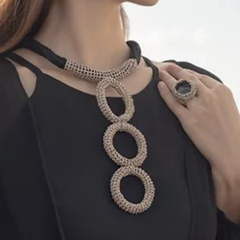 Hara Karamichali Daphni collier