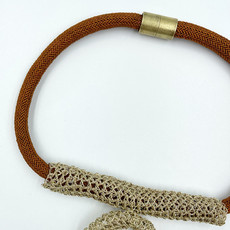 Hara Karamichali Daphni collier met roestbruin touw