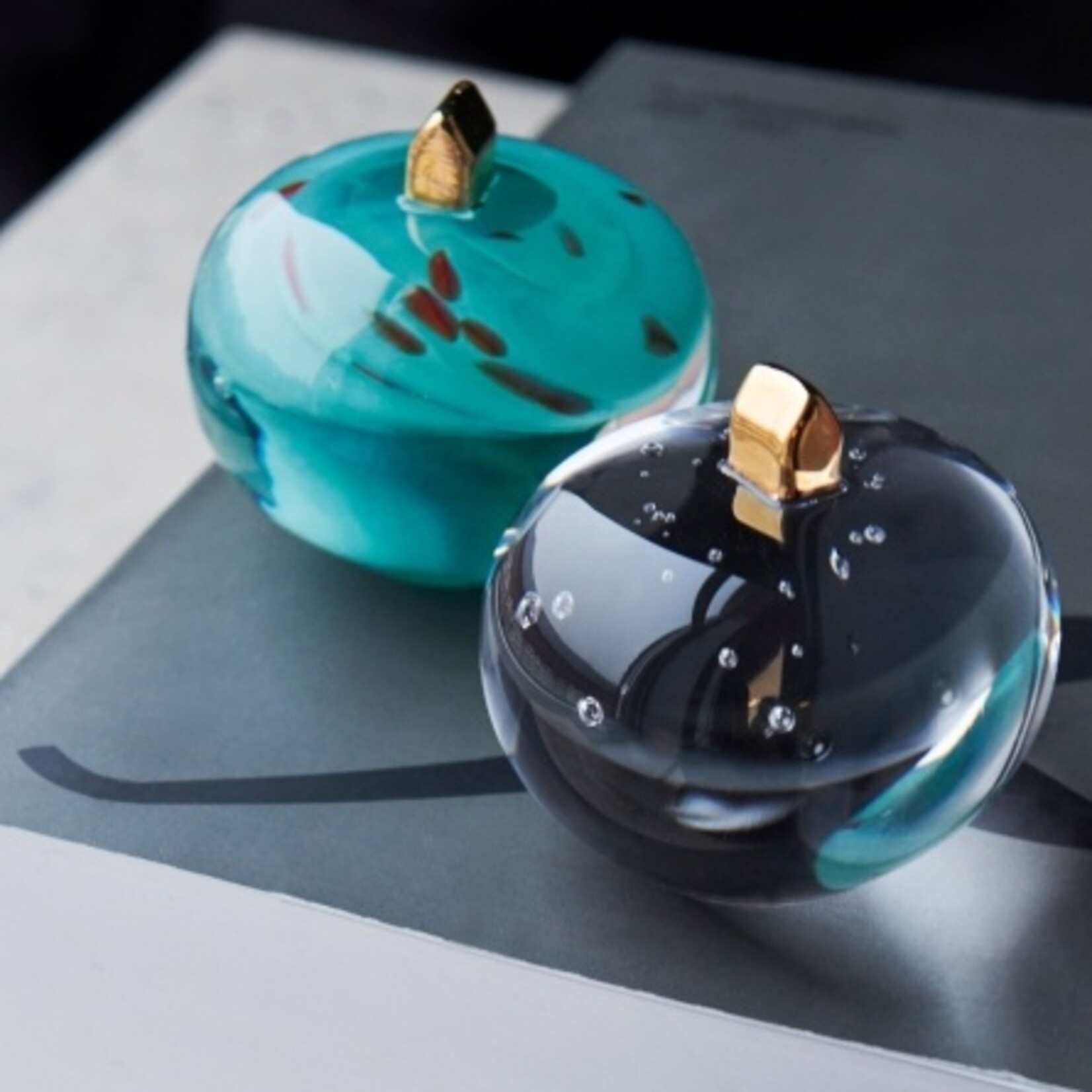 Bertil Vallien  Kosta Boda Sculptuur Ocean – Diepblauw Kristal met Goudkleurig Huisje, Handgemaakt door Bertil Vallien in Zweden