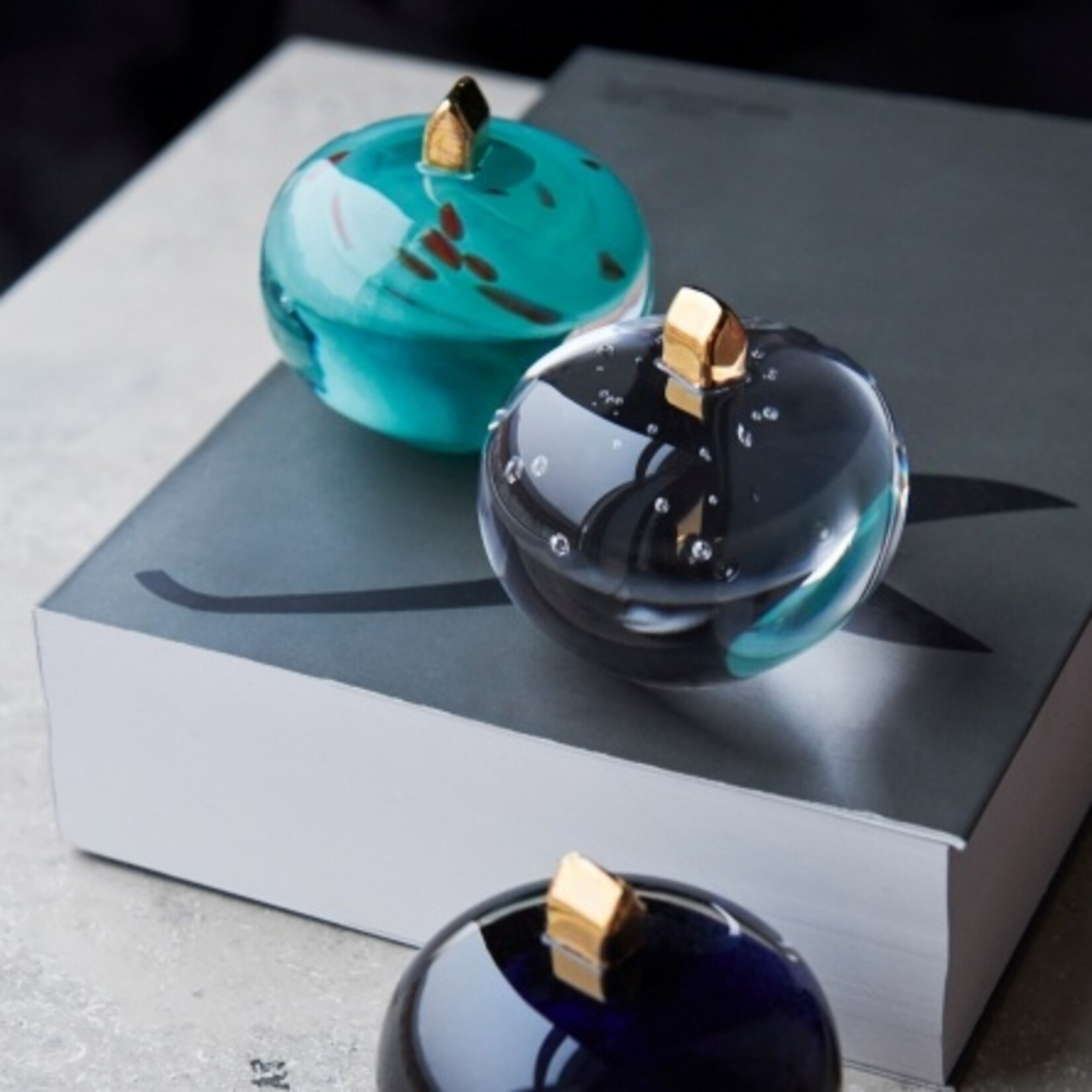 Bertil Vallien  Kosta Boda Sculptuur Ocean – Diepblauw Kristal met Goudkleurig Huisje, Handgemaakt door Bertil Vallien in Zweden