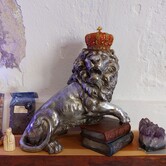 beeld - Leeuw met kroon en boeken