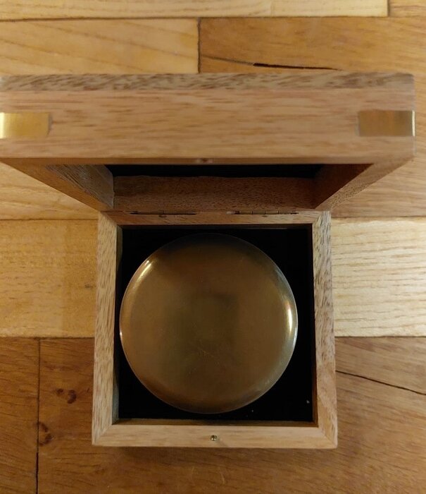 kompas in een houten kistje