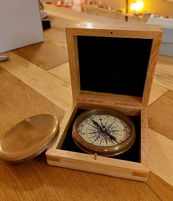 kompas in een houten kistje