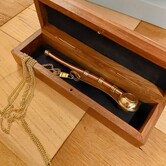 Bosun's fluitje in een houten kistje
