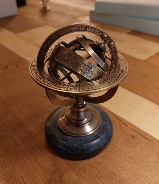 Astrolabium bolvorming messing op zwarte stenen voet 12,5cm
