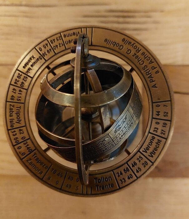 Astrolabium bolvorming messing op zwarte stenen voet 12,5cm