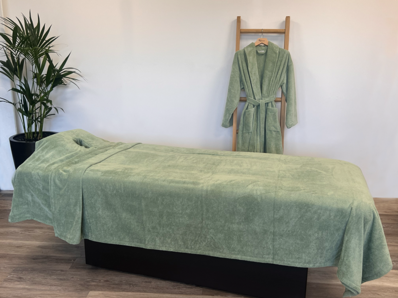 BC Softwear Surpremesoft XL treatment towel without head hole 150x220cms BC Softwear Surpremesoft XL treatment towel without head hole 150x220cms