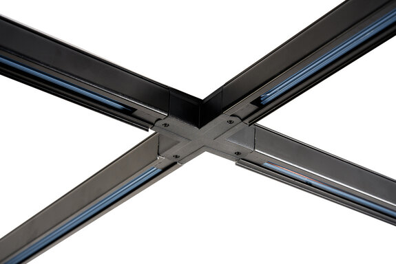 Qub Zoom Set de rails d'éclairage LED triphasé - Noir, forme en X, 4 x 3 mètres, 12 points à luminosité réglable Qub Zoom Set de rails d'éclairage LED triphasé - Noir, forme en X, 4 x 3 mètres, 12 points à luminosité réglable