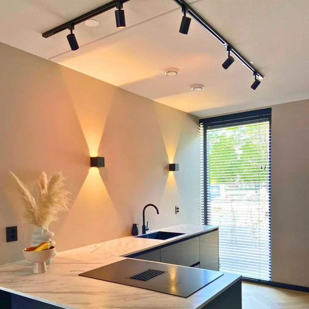 Qub Qub Focus III 1-Phasen Led Schienensystem - 400cm - 6x GU10 Spots - 4x 1m Schienen - L-Form - Deckenstrahler Schwarz - Erweiterbar & flexibel - LED-kompatibel - Modernes Design Spot lampe Qub Qub Focus III 1-Phasen Led Schienensystem - 400cm - 6x GU10 Spots - 4x 1m Schienen - L-Form - Deckenstrahler Schwarz - Erweiterbar & flexibel - LED-kompatibel - Modernes Design Spot lampe